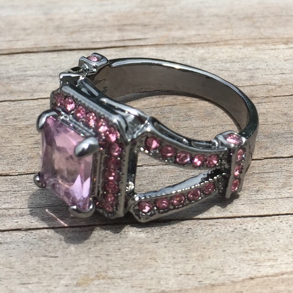 Pink CZ large halo black gold filled fashion ring - Picture 2 of 8